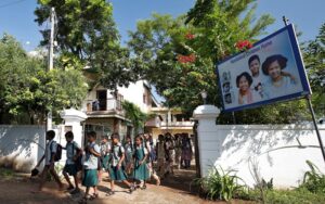 Read more about the article Ζευγάρι Ινδών που έχασε τρία παιδιά σε τσουνάμι έκανε το σπίτι του ορφανοτροφείο