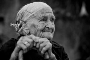 Read more about the article Ο πιο σημαντικός άνθρωπος στη ζωή σου είναι η γιαγιά σου. Τη θυμάσαι;