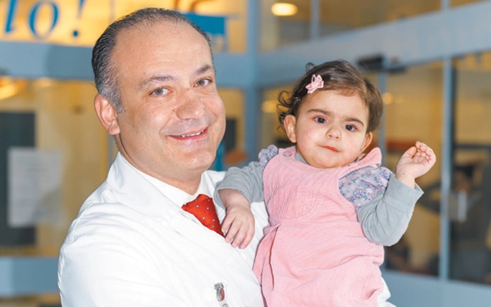 Read more about the article Αυξέντιος Καλαγκός: Ο καρδιοχειρουργός που έχει χειρουργήσει δωρεάν χιλιάδες άπορα παιδιά